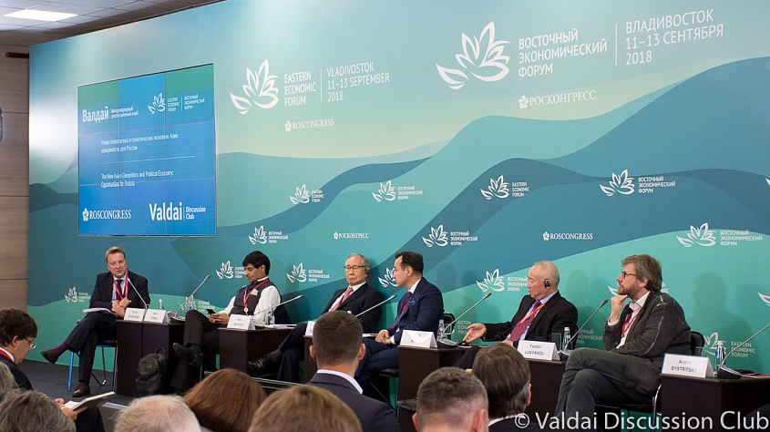 Иллюстрация к новости: Т.В. Бордачев и Ф.А. Лукьянов в сессии МДК "Валдай" на Восточном экономическом форуме